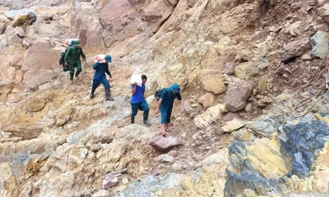 Gian nan hành trình cõng lương thực trèo đèo, lội suối tiếp tế đến người dân biên giới