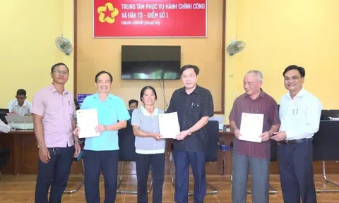 Quảng Ngãi: Trao những bìa hồng đầu tiên sau hơn một tháng vận hành mô hình chính quyền hai cấp tại Đăk Tô