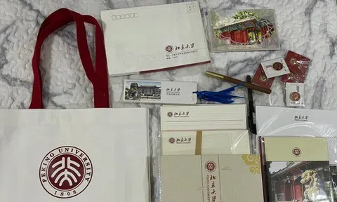 Hộp quà tân sinh viên của 1 trường top đầu rò rỉ trên MXH, người thường xem xong chỉ biết khóc: Cái giá của tri thức!