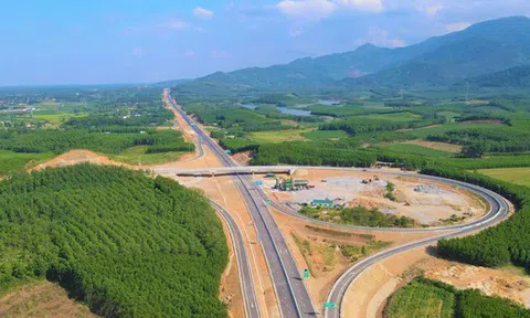 Ngắm đường cao tốc "xuyên núi, vượt sông" hơn 22.500 tỉ qua Quảng Trị trước giờ thông xe