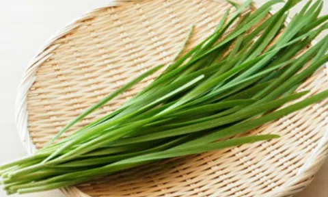 8 lợi ích không ngờ khi ăn lá hẹ thường xuyên