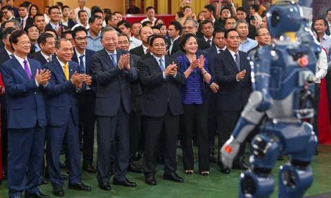 Tận mắt thấy robot hình người của Vingroup nhảy múa