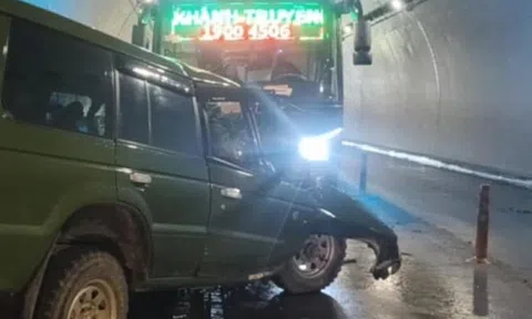 Xe ô tô 7 chỗ va chạm với xe khách trong hầm Đèo Ngang, 2 người tử vong