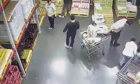 Giữa siêu thị đông đúc, lời con nhỏ làm một người mẹ òa khóc