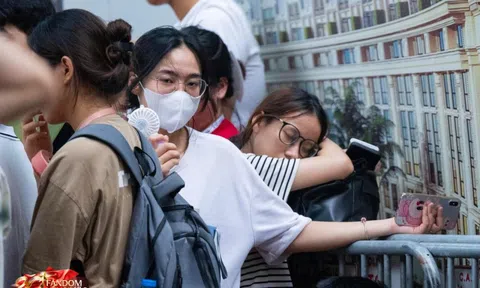 Cảnh tượng hiếm thấy: Nhà hát Lớn Hà Nội ken đặc dòng người, nhiều bạn trẻ xếp hàng từ 21h tối qua để nhận vé concert