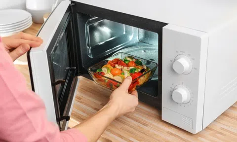 Cảnh báo 4 sai lầm khi dùng lò vi sóng: Số 1 có thể khiến thức ăn nhiễm hóa chất, nhiều người mắc