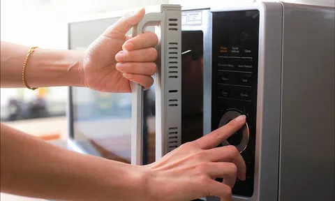 Đóng hay mở cửa lò vi sóng sau khi dùng xong? Thì ra bấy lâu rất nhiều người hiểu sai