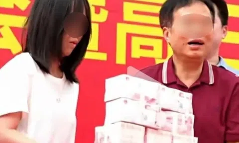 Tặng cả "núi tiền" cho học sinh đỗ đại học điểm cao, 1 trường quốc tế bị chỉ trích