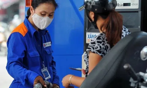 Giá xăng tăng trở lại