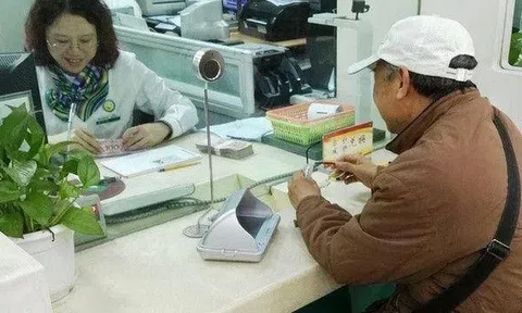 Nhận được 18 tỷ đồng tiền đền bù đất, cụ ông đem gửi tiết kiệm ngay, 5 năm sau tất toán thì sững sờ: Ngân hàng báo "sổ tiết kiệm này là giả"