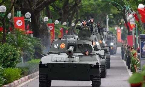 Thủ tướng yêu cầu phục vụ miễn phí bánh mì, nước uống, ô dù cho người dân xem diễu binh, diễu hành