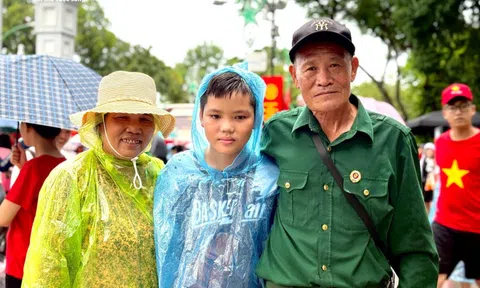 Cựu binh Trường Sơn cùng vợ vượt 120km trong mưa, đến Ba Đình cổ vũ chiến sĩ A80