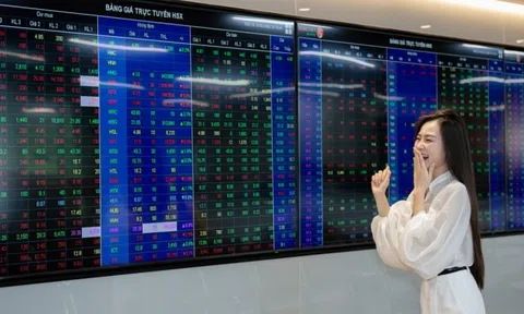 Cổ phiếu 'nhà Vingroup' kéo VN-Index tăng dựng đứng
