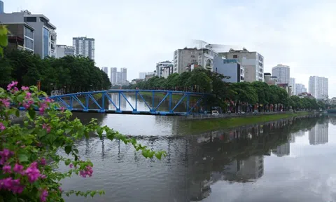 Cảnh tượng lạ trên sông Tô Lịch sau trận mưa như trút ở Hà Nội, nhiều người kinh ngạc thốt lên: "Đây là lần đầu tiên tôi thấy"