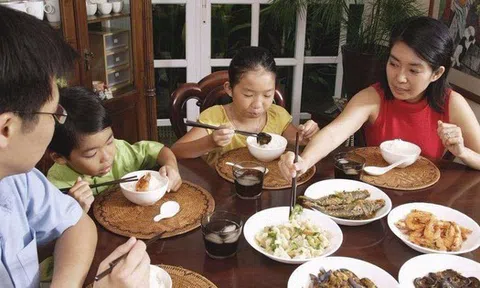 Chi tiêu hết 18 triệu/tháng, vợ bị chồng mắng xối xả nhưng bảo chồng tự cầm tiền chi tiêu thì anh tái mét mặt