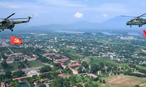 Vị trí 'vàng' ngắm trọn khoảnh khắc trực thăng kéo cờ bay trên bầu trời Hà Nội