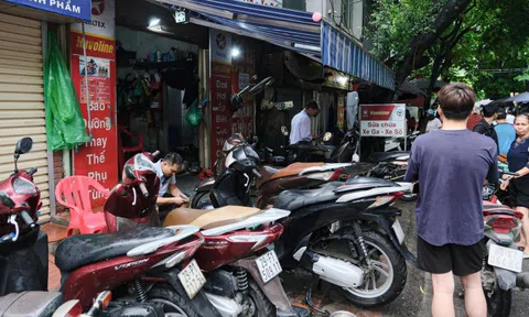 Xe chết máy khắp phố, tiệm sửa ở Hà Nội đông nghẹt khách chờ