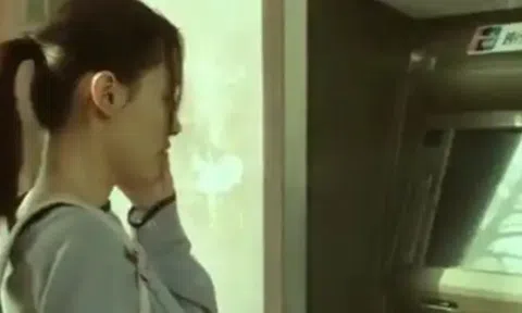 Vừa nạp 800 triệu đồng vào thẻ ngân hàng, khi thanh toán bữa tối cô gái sững sờ khi nhân viên thông báo: "Tài khoản không đủ số dư"