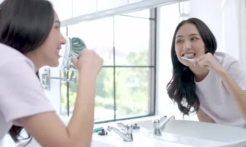 Nên đánh răng trước hay sau bữa sáng? Nha sĩ có câu trả lời khiến nhiều người phải thay đổi thói quen lâu nay