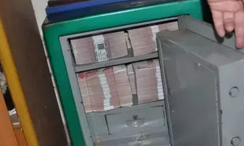 Đột kích nhà riêng của 1 cựu giám đốc bệnh viện, tịch thu hơn 4,2 tỷ đồng tiền mặt, 1,6 tỷ tiền tiết kiệm cùng nhiều tài sản khác