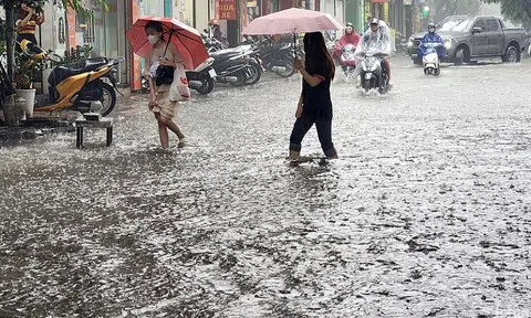 Khẩn: 3 tiếng nữa, hàng loạt khu vực Hà Nội sẽ mưa dông, người dân xếp hàng chờ diễu binh đề phòng lốc, gió giật mạnh