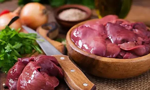 Gan lợn mua về đừng rửa ngay với nước, làm cách này sẽ khử mùi hôi, sạch độc tố