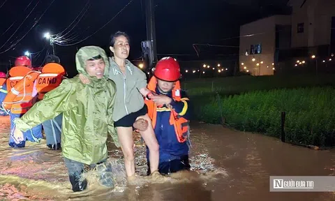Xuyên đêm sơ tán dân khỏi vùng lũ ở Lâm Đồng