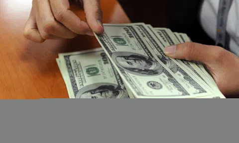 Giá USD tự do lần đầu vượt 27.000 đồng