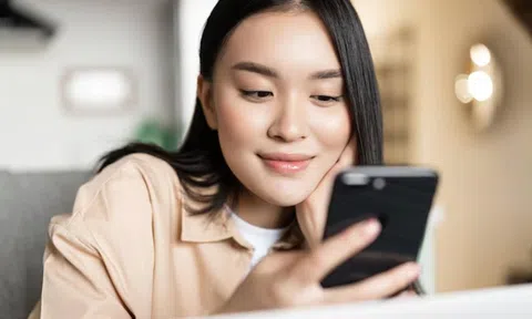 Thường xuyên khen ngợi người khác theo 3 cách này là biểu hiện của người EQ thấp