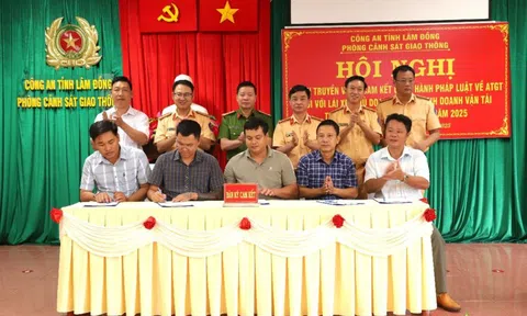 Hơn 100 tài xế, doanh nghiệp vận tải tại Lâm Đồng ký cam kết chấp hành pháp luật về ATGT