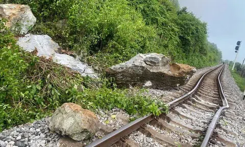 Sạt lở đá làm biến dạng đường ray, tàu hỏa Bắc - Nam tạm ngưng qua Quảng Trị