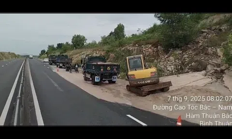 Lại xảy ra sạt lở, cát tràn xuống cao tốc Vĩnh Hảo – Phan Thiết, giao thông ùn ứ nhiều giờ