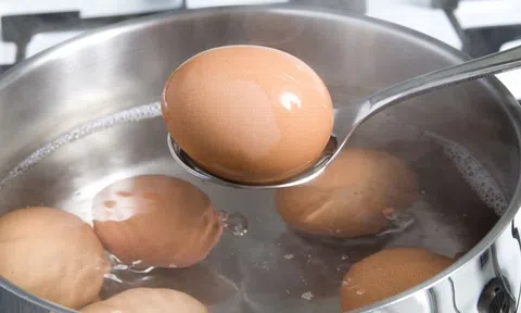 Luộc trứng nên đậy vung hay mở vung, thêm 1 thứ vào vừa róc vỏ lại thơm ngon hơn
