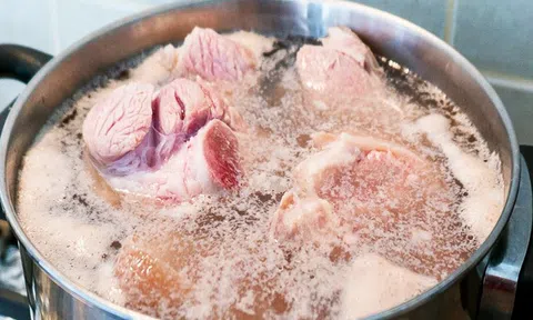 Luộc thịt nên vớt hết bọt hay để nguyên? Câu trả lời của chuyên gia sẽ khiến nhiều người phải thay đổi thói quen