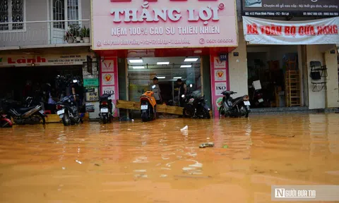 Đà Lạt mưa lớn, nhiều tuyến phố biến thành sông