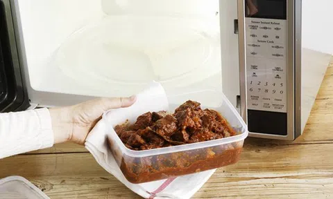 Dùng lò vi sóng hâm nóng đồ nhựa có gây ung thư?