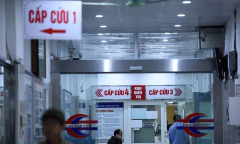 Cô gái trẻ ở Hưng Yên nhập viện cấp cứu vì thường xuyên thức khuya lướt điện thoại