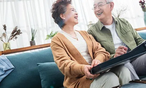 Lương hưu 20 triệu/tháng nhưng khi con trai hỏi vay, bố mẹ mới lộ ra trong túi không còn một xu