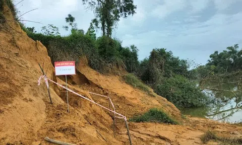 Bờ sông Ngàn Sâu sạt lở, phát lộ quả bom nặng gần 200kg