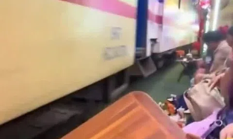 Xác minh clip tàu hỏa húc văng bàn ghế tại "phố đường tàu" ở Hà Nội