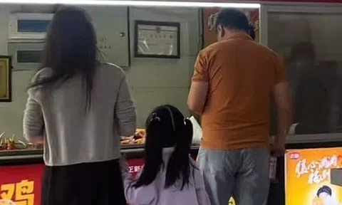 Nhìn hai mẹ con bên quầy đồ ăn vặt, tôi chợt hiểu: Vì sao có những đứa trẻ cả đời cũng không khá lên nổi