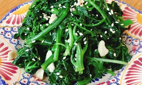 Loại rau tốt bậc nhất thế giới, có thể chống ung thư: Người Anh chỉ dùng trang trí, người Việt nấu đủ món