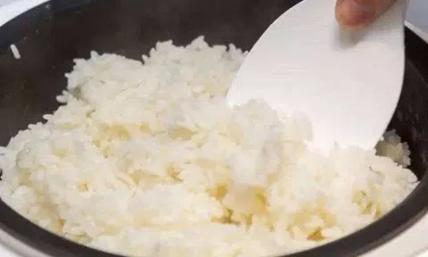 Nấu cơm chỉ cho nước thì quá xoàng: Thêm 2 thứ này, cơm dẻo thơm ngon gấp 10