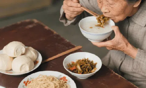 Người già trên 70 tuổi thà ăn bánh hấp nóng hổi còn hơn chạm vào 3 thực phẩm này, đáng tiếc nhiều người ăn sai