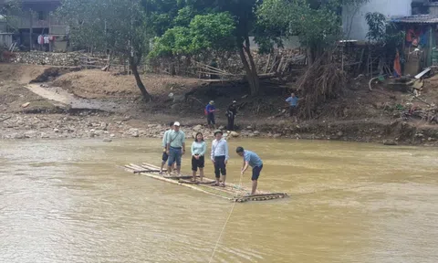 Nghệ An: Cầu dân sinh bị lũ cuốn trôi, người dân kết bè kéo dây vượt suối