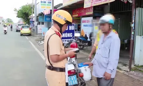 Sau cuộc nhậu, tài xế "méo mặt" vì bị tước bằng lái xe