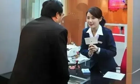 Người đàn ông gửi tiết kiệm 19 tỷ đồng, 1 năm sau tất toán, lĩnh lãi 560 triệu đồng thì sững sờ: ngân hàng thông báo "sổ tiết kiệm này là giả"