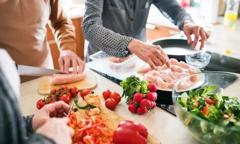 4 thói quen bếp núc tưởng vô hại nhưng đang âm thầm “đầu độc” cả nhà mỗi ngày