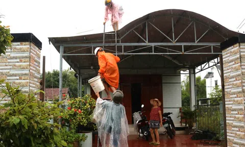 "Trời quang mưa tạnh", người dân Đà Nẵng vẫn căng mình ứng phó bão số 12