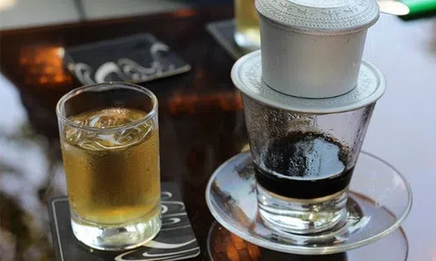 Tin vui cho người uống vài cốc cà phê, trà mỗi ngày
